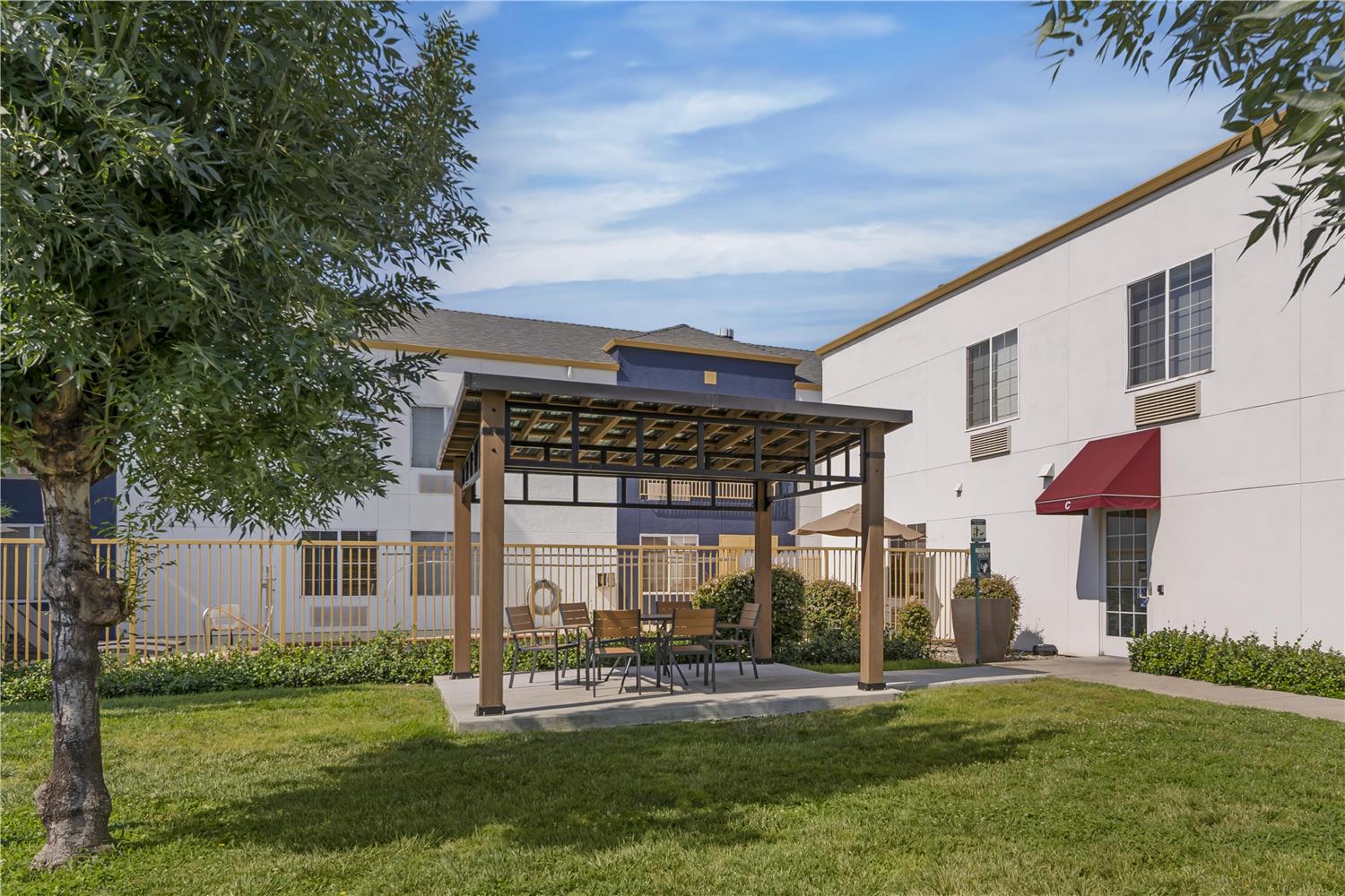 Best Western Plus Twin View Inn & Suites 14/16