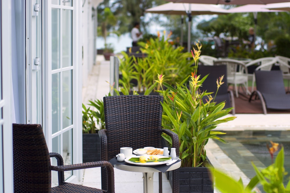 White Boutique Hotel and Residences 62/72