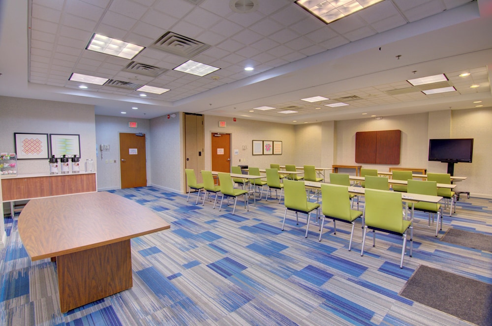 Holiday Inn Express Suites Blackburg University Area 60/74