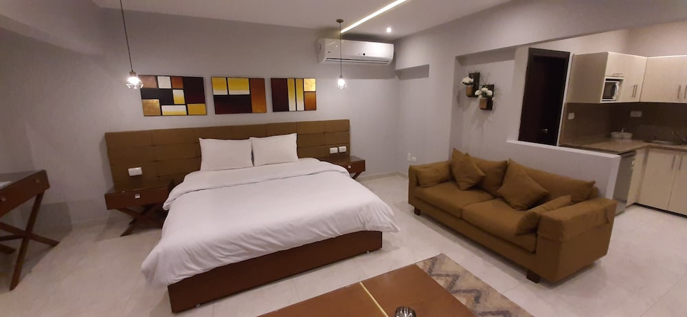 LUXURY, STUDIO