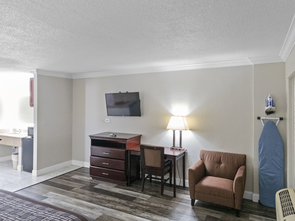 Dream Inn Fresno 30/50
