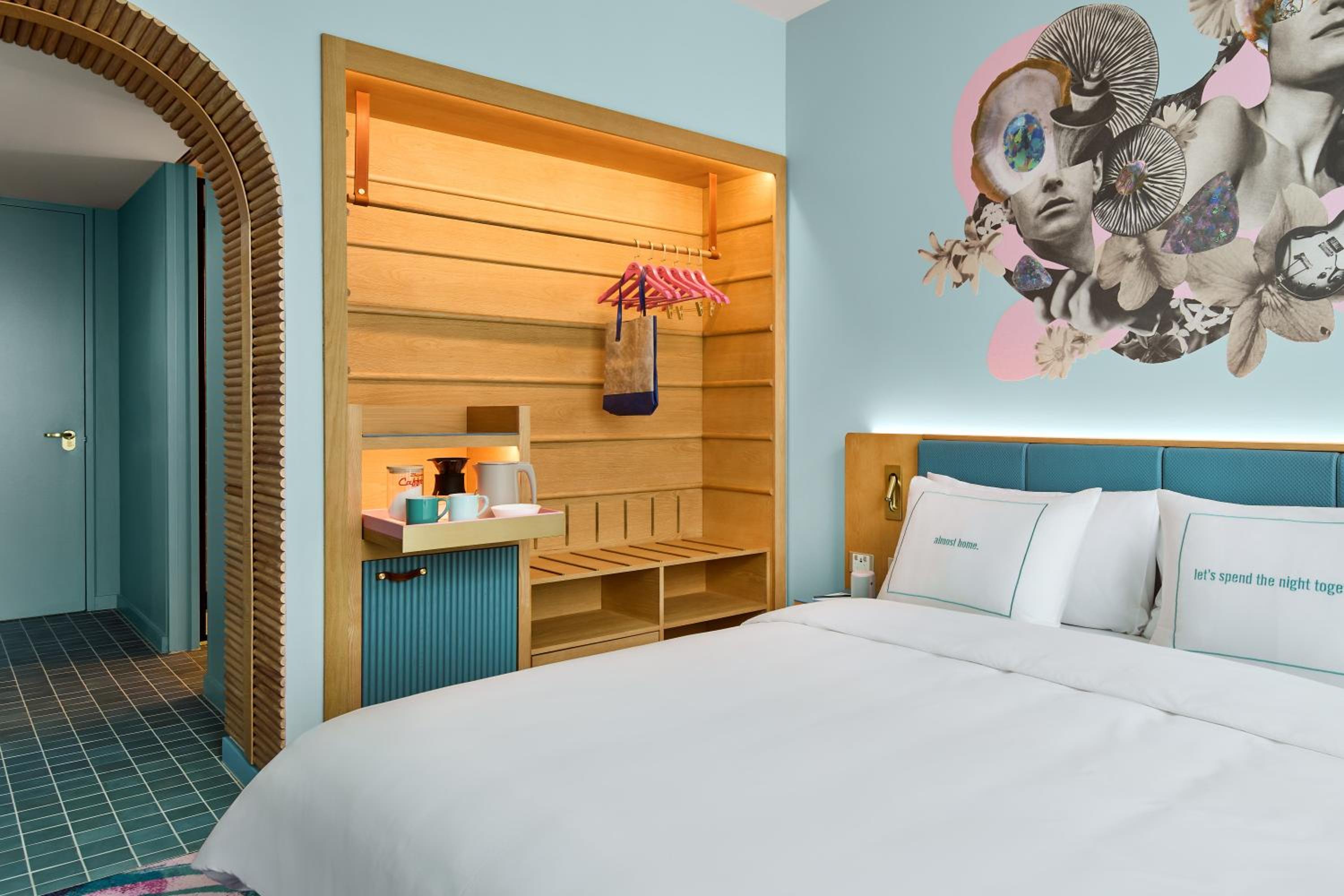 MEDIUM, KING BED