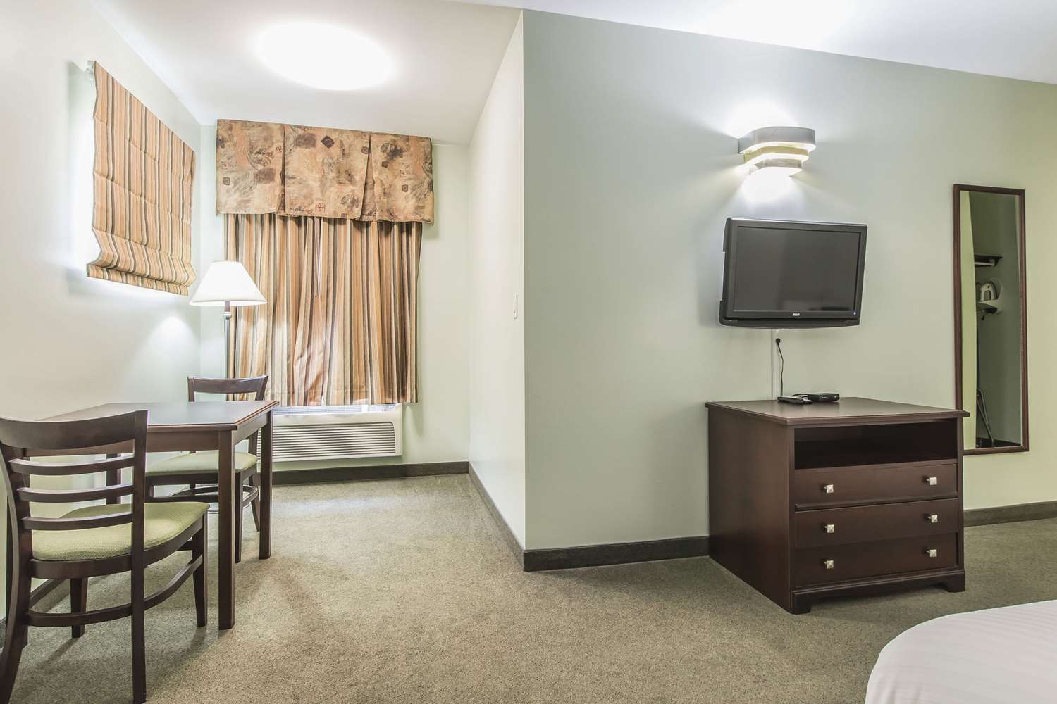 Econo Lodge Huntsville ON 13/20