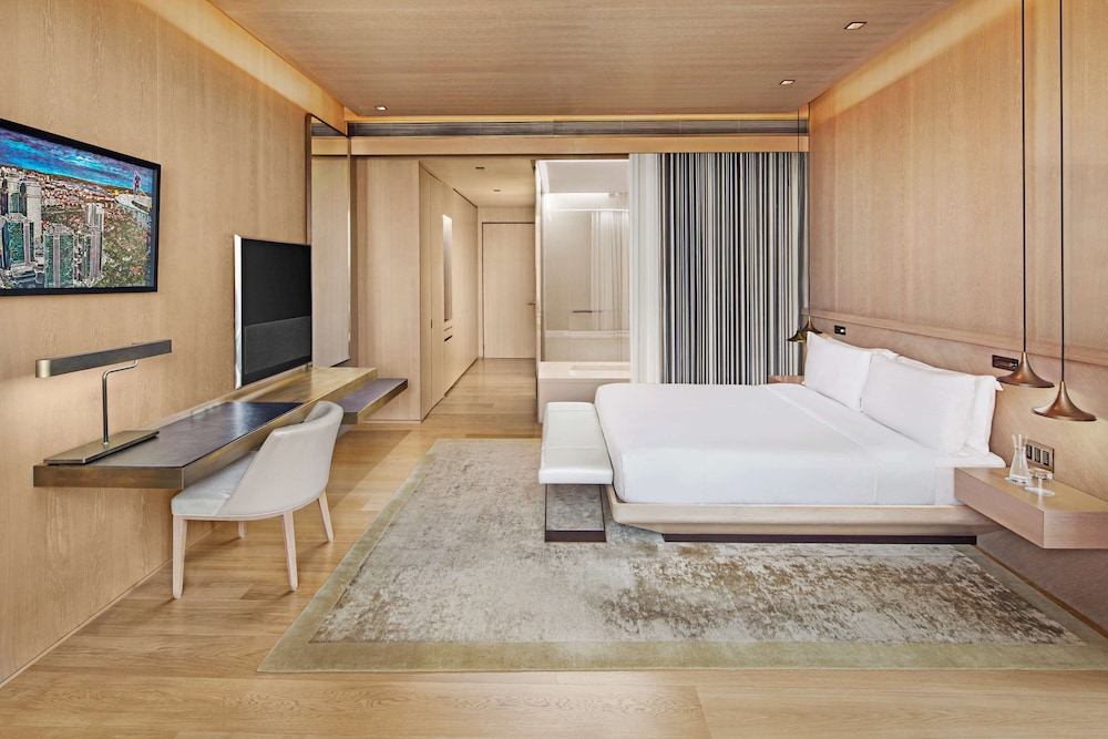 SUITE, KING BED