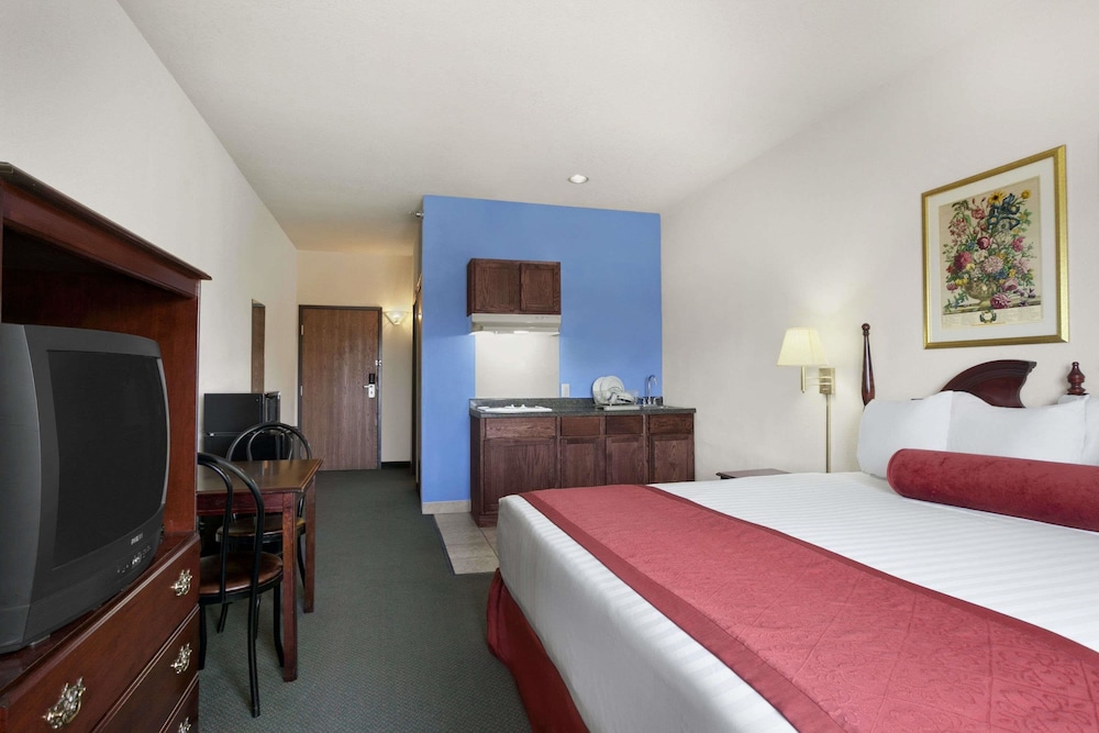 Days Inn & Suites By Wyndham Romeoville 5/26