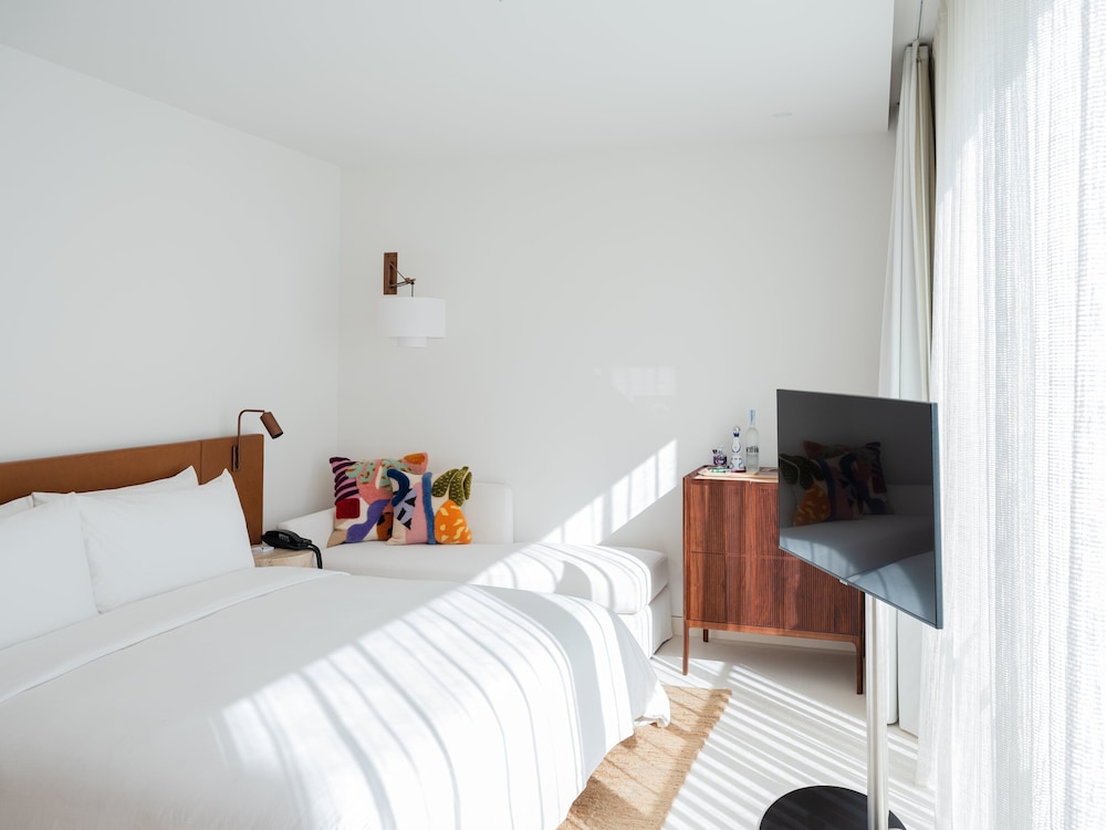 CASTLE, SUITE