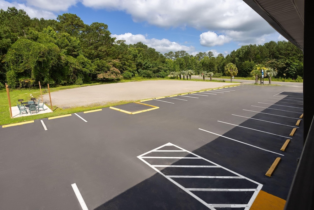 Days Inn by Wyndham Hardeeville Near Hilton Head 26/50