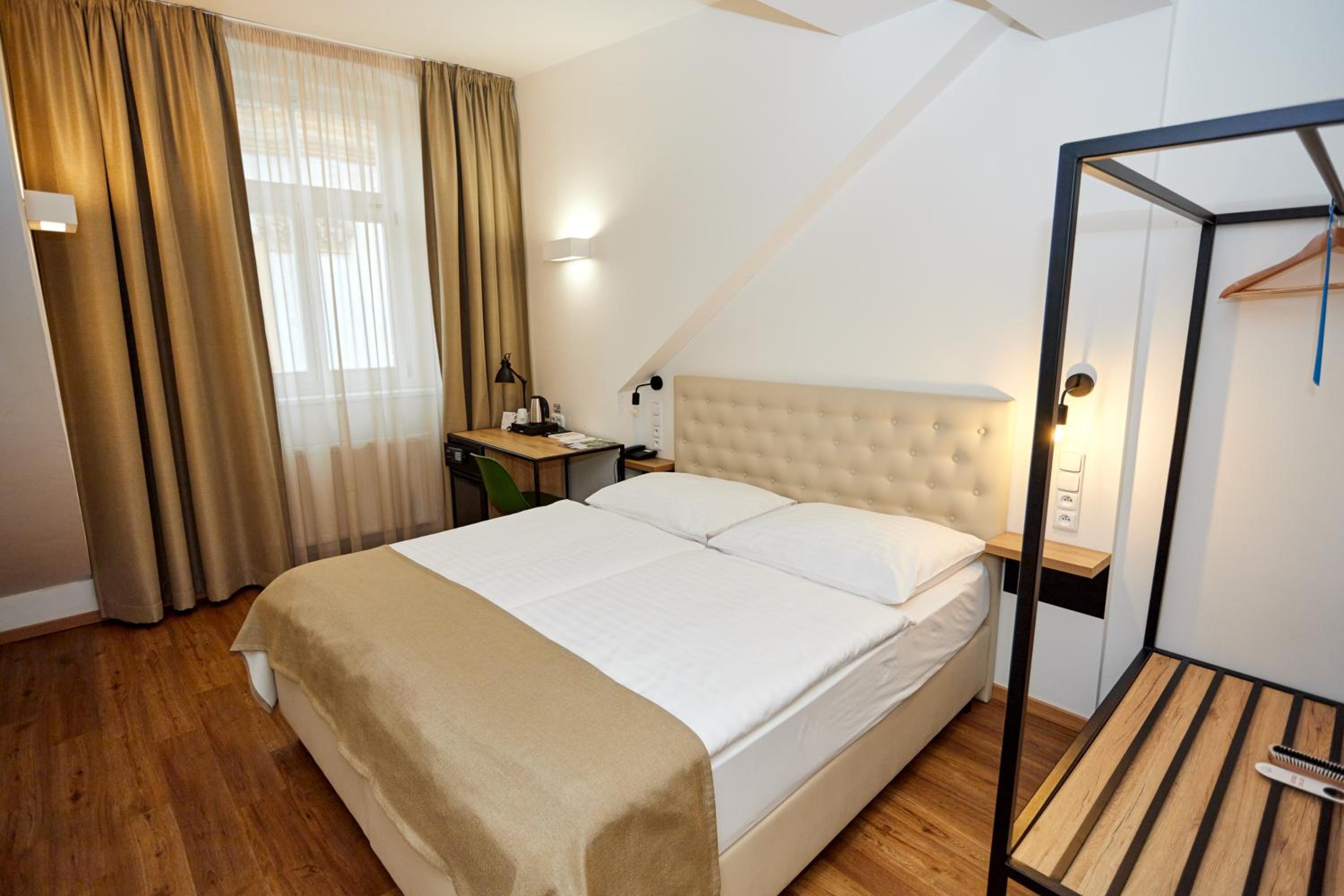Roof Top, King Bed, Street View, Small