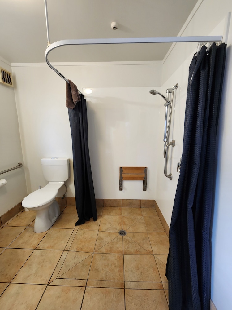 جناح أساسي بسرير كوين لذوي الإعاقة، Aquarius Motor Inn 3/3