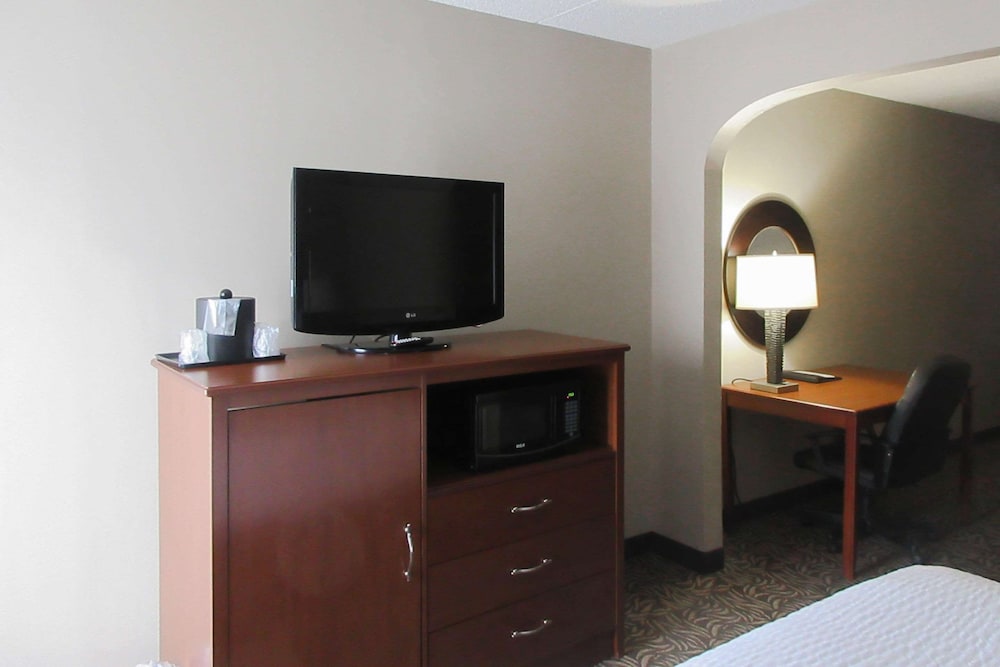 Clarion Inn & Suites Cortland - University Area 26/30