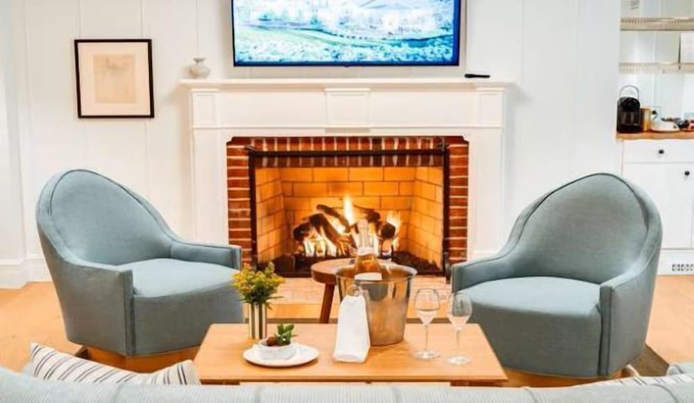 Canoe Place Inn & Cottages 30/50