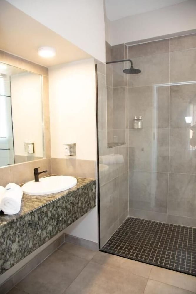 Hotel 224 83/83