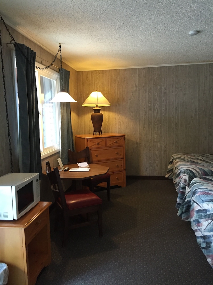 Z Bar Cabins and Motel 29/43