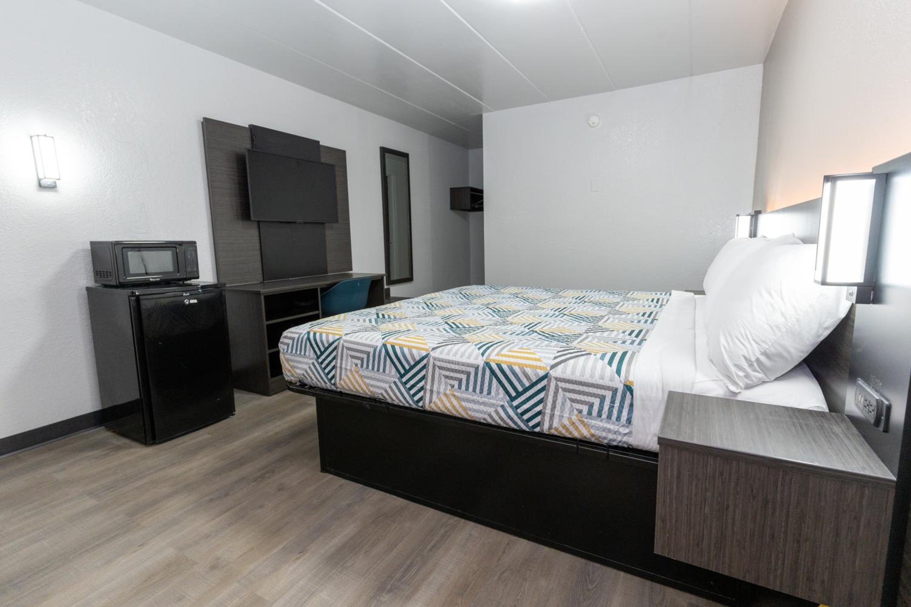 ROOM, KING BED, ACCESSIBLE