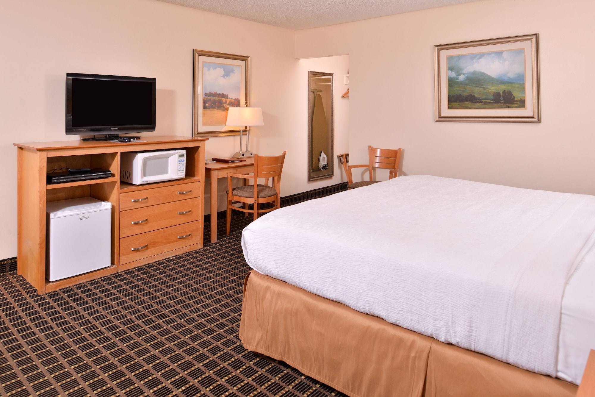 ROOM, QUEEN BED
