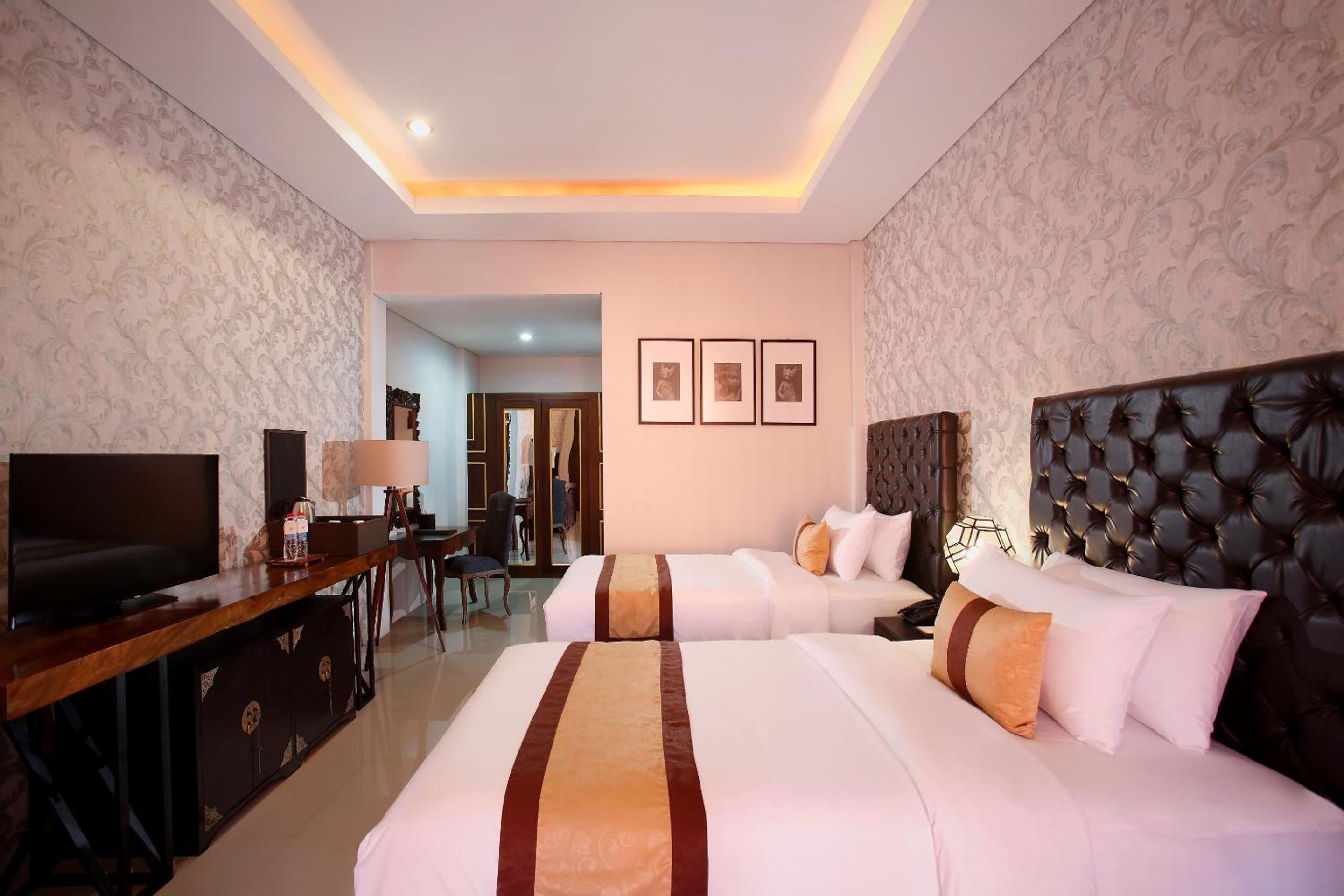 DELUXE, DOUBLE OR TWIN BED