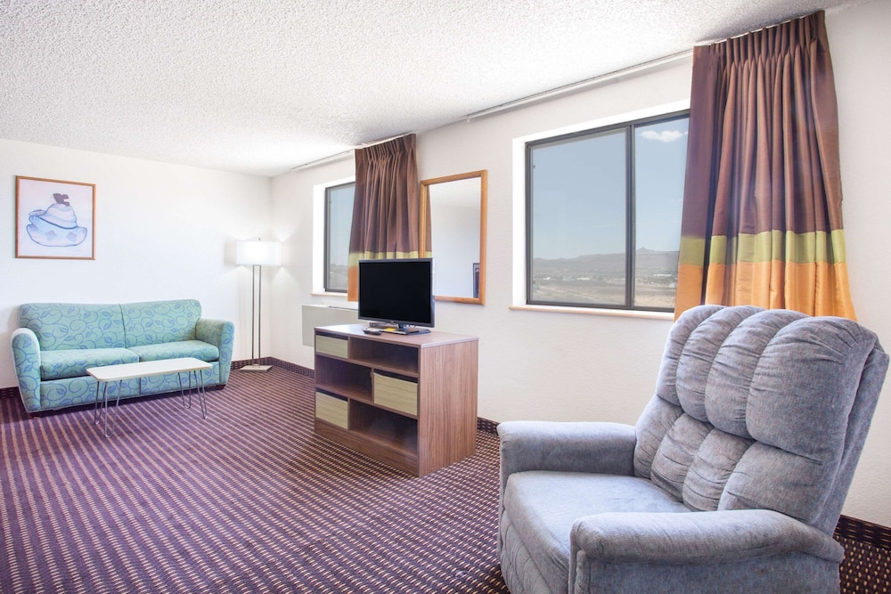Super 8 By Wyndham Kingman 15/22