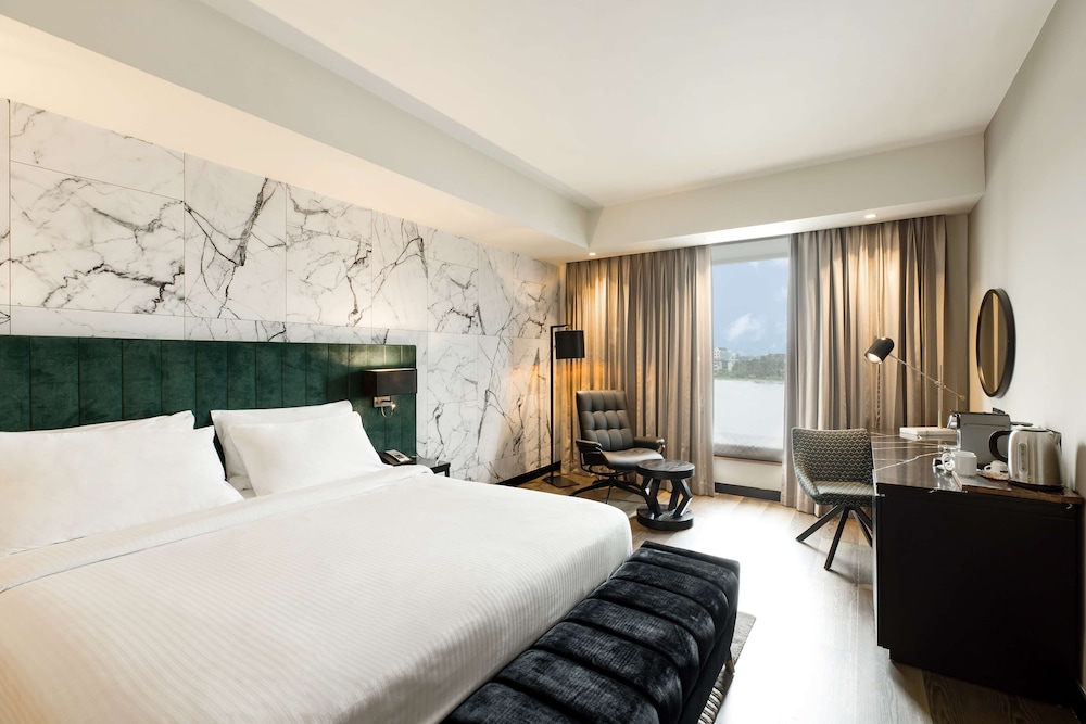 Executive, King Bed, Lagoon View, Lounge Access