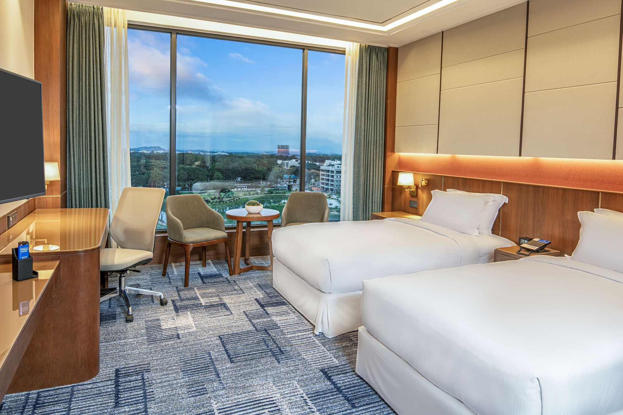 EXECUTIVE, TWIN BEDS, LOUNGE ACCESS