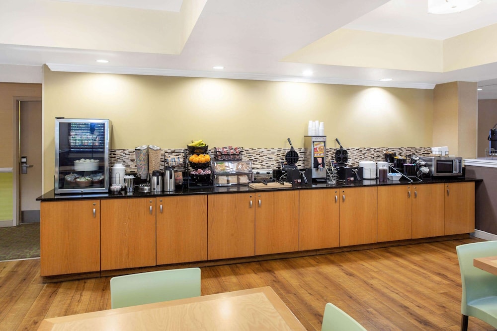 La Quinta Inn & Suites by Wyndham Sarasota Downtown 45/52