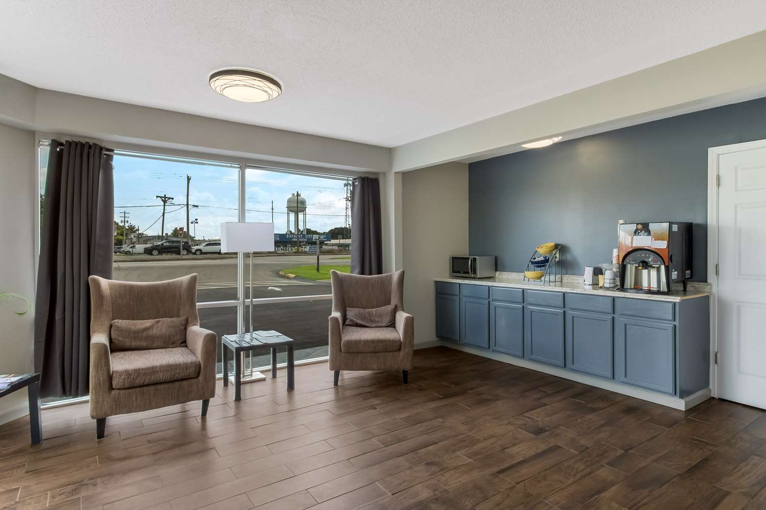 Econo Lodge Cherry Point 33/43