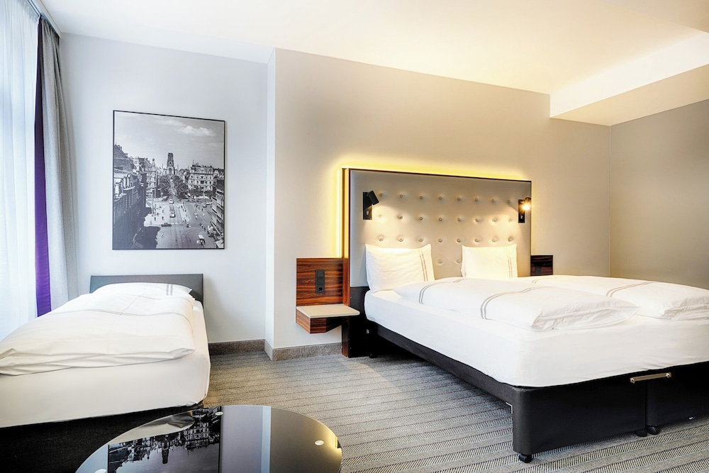 غرفة قياسية ثلاثية بسرير مزدوج وسرير فردي، Premier Inn Cologne City Mediapark Hotel 3/5