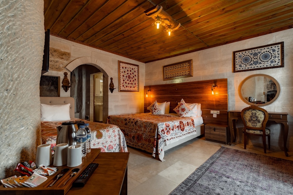 Amber Cave Suites 11/76