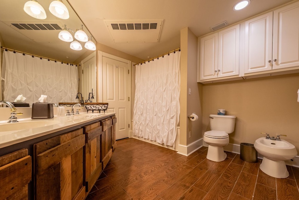 Gruene River Hotel & Retreat 50/50