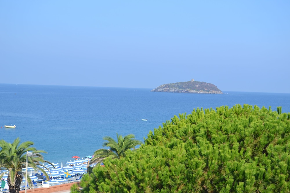 Beach Hotel 39/43