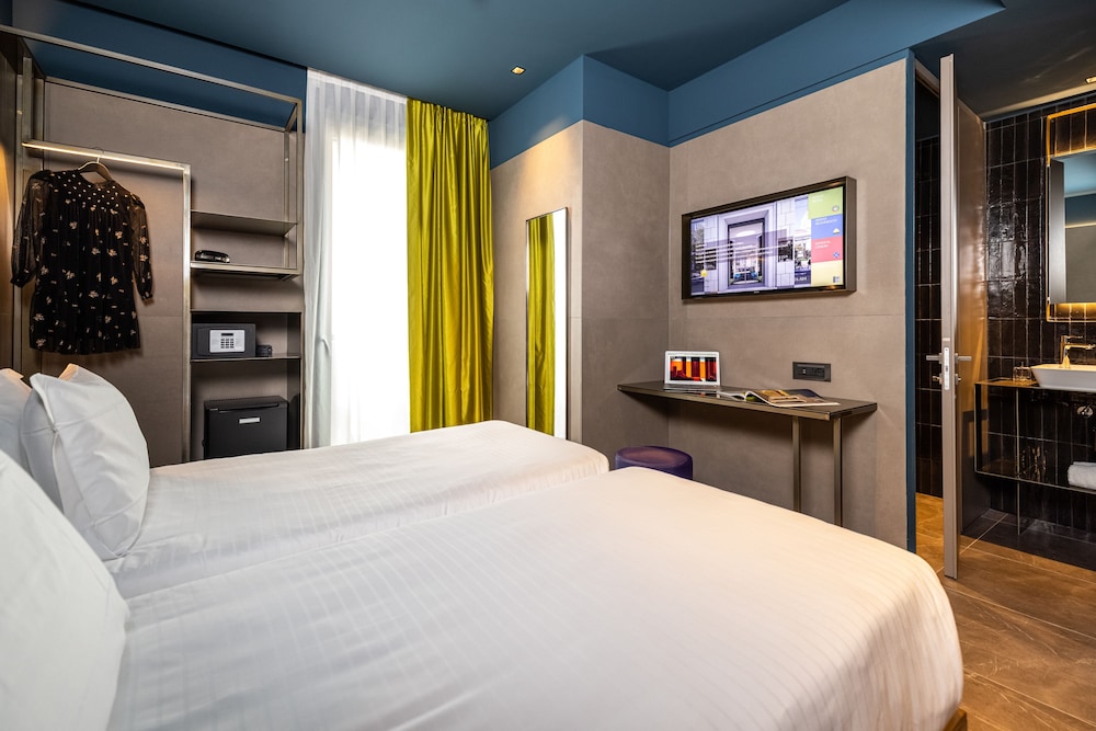 ROOM, TWIN BEDS