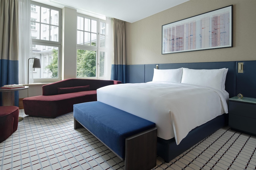 PREMIER, KING BED