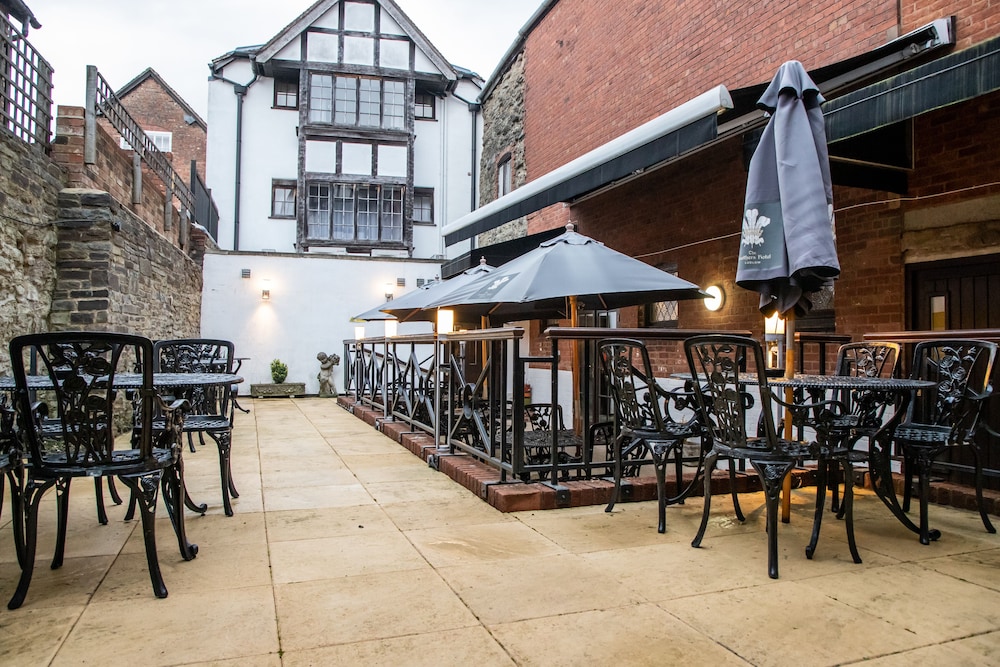 CBH The Feathers Hotel & Restaurant 67/85