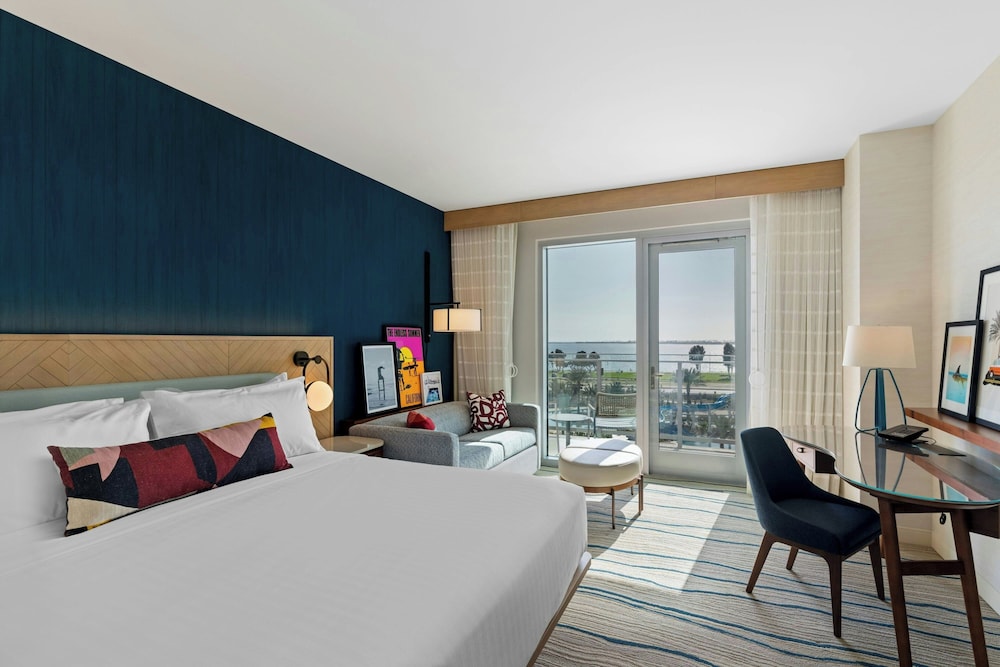 Room, King Bed, Bay View, Sofa, Accessible