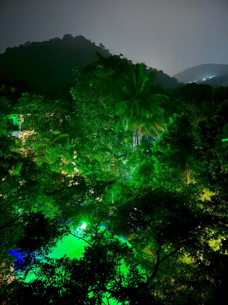 Sundaras Resort 50/50