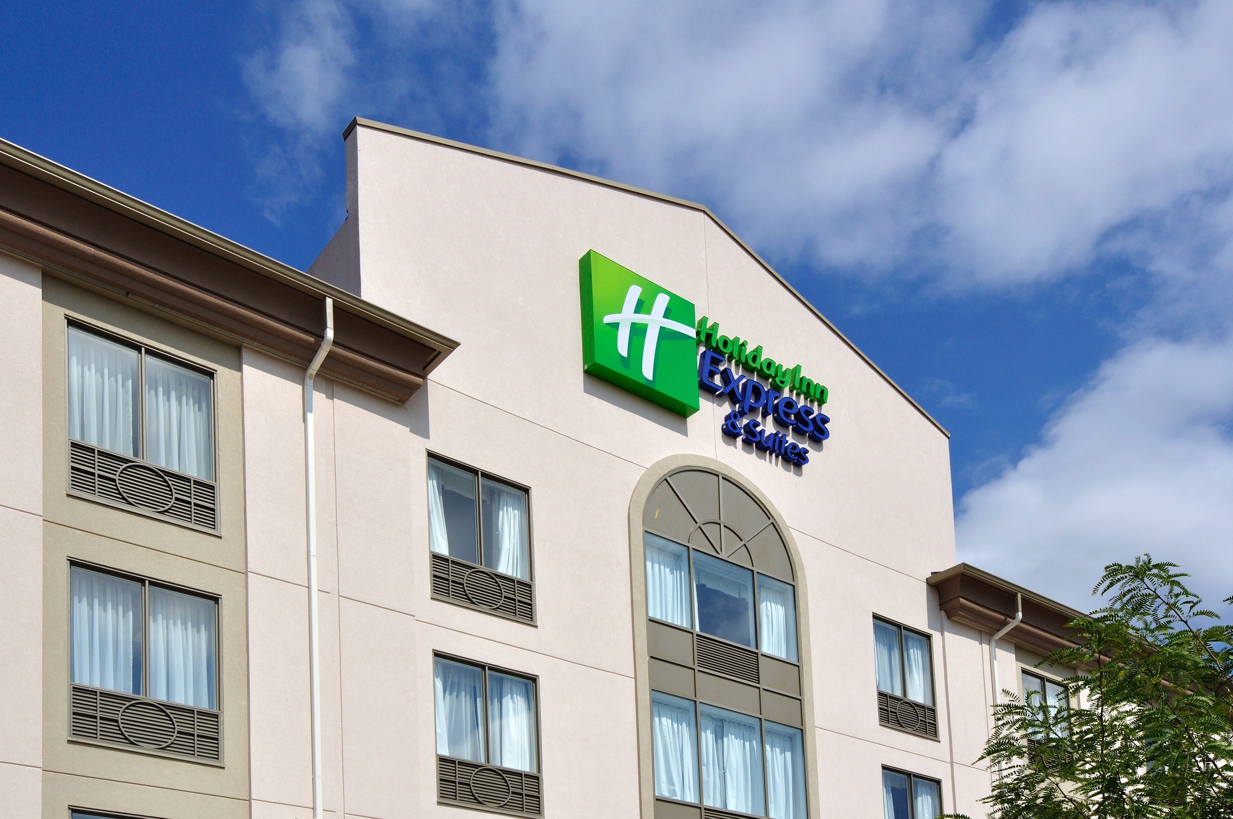 Holiday Inn Express Hotel Suites Ottawa Airport 1/18