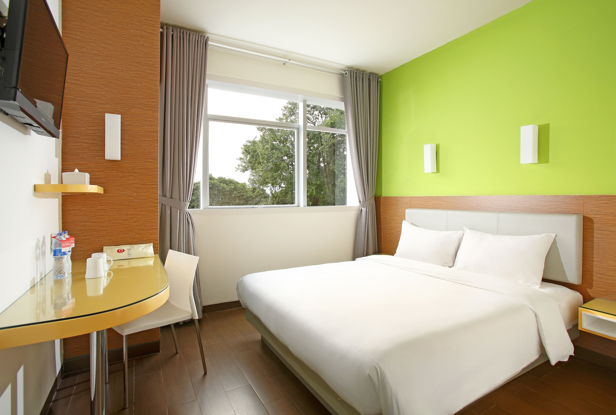Smart, Queen Bed