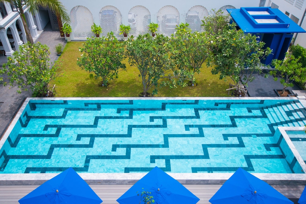 LITTLE NYONYA HOTEL 2/50