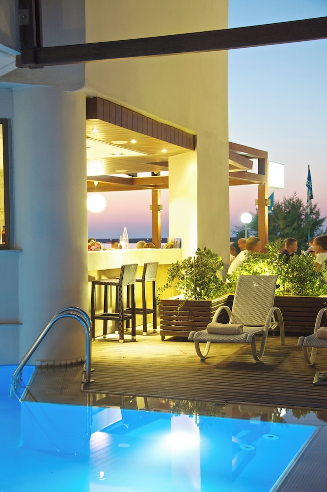 Steris Elegant Beach Hotel 45/70