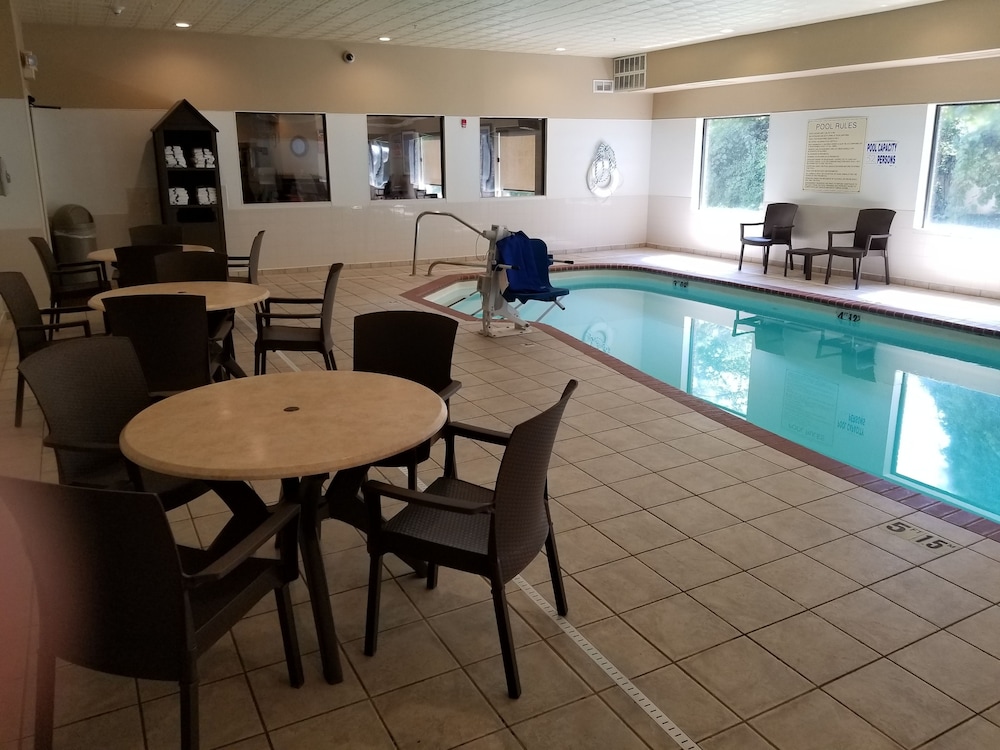 Comfort Inn & Suites St. Louis O Fallon 29/34