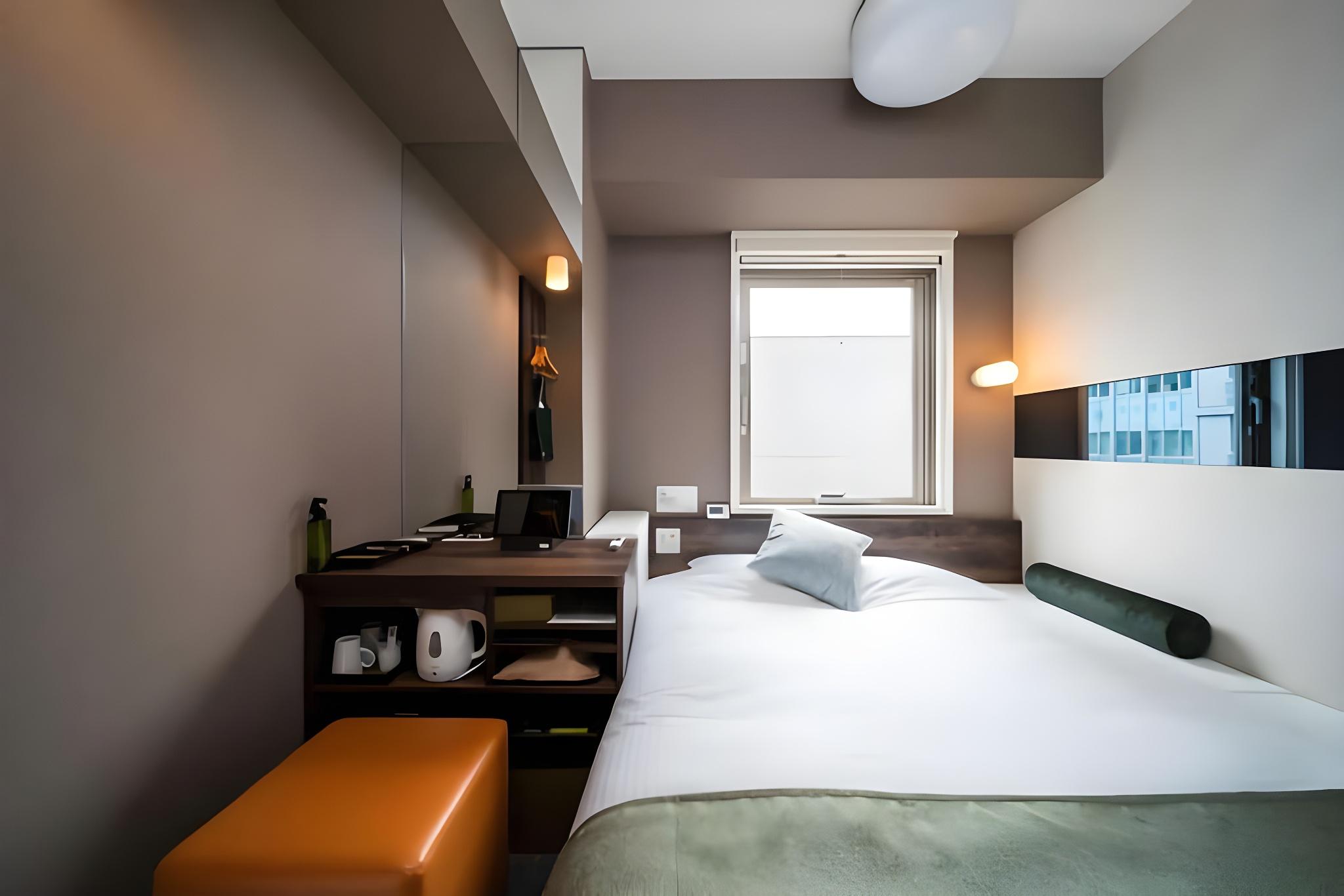 Theater, Queen Bed