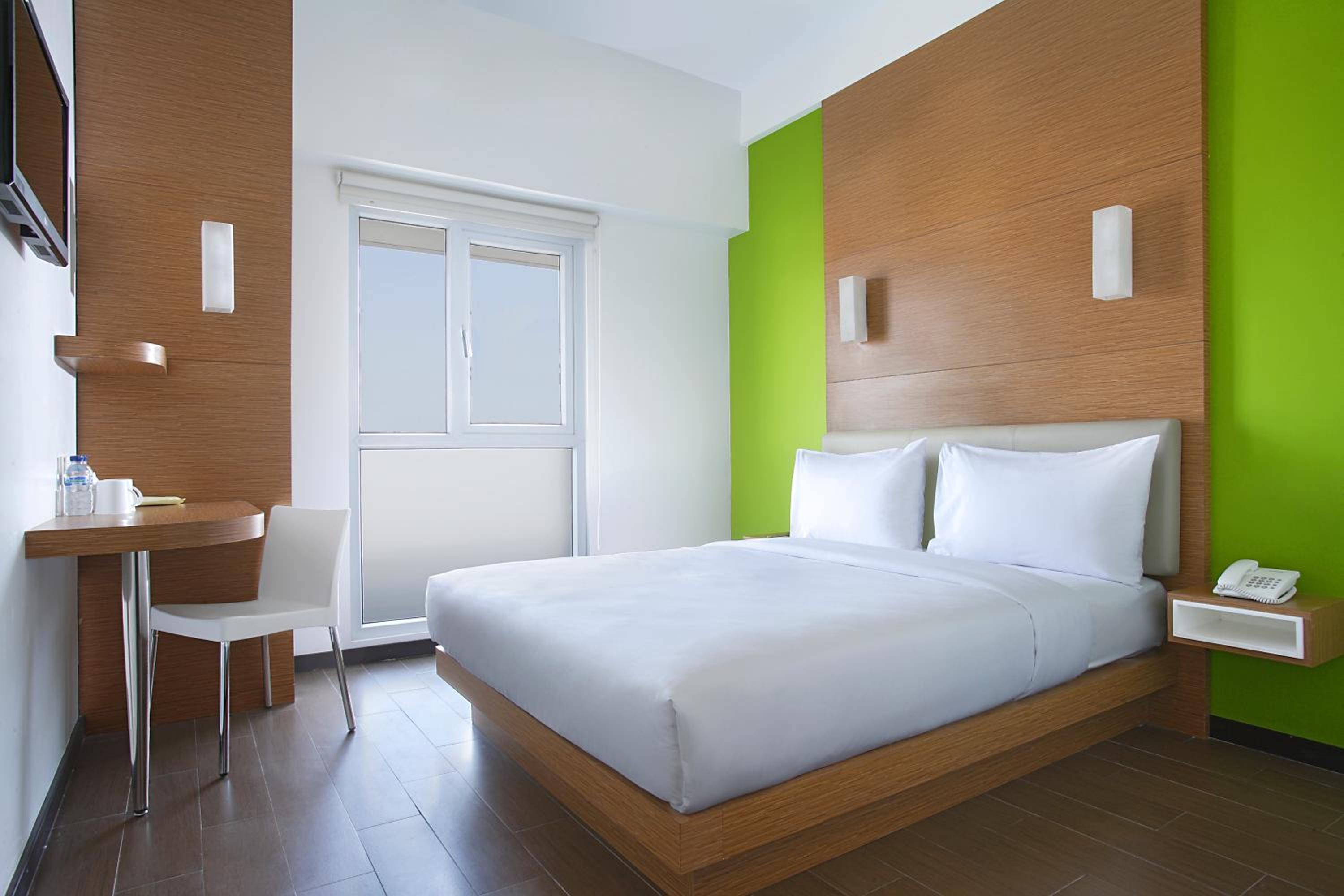 Smart, Hollywood, King Bed، Hotel Amaris Embong Malang 5/7