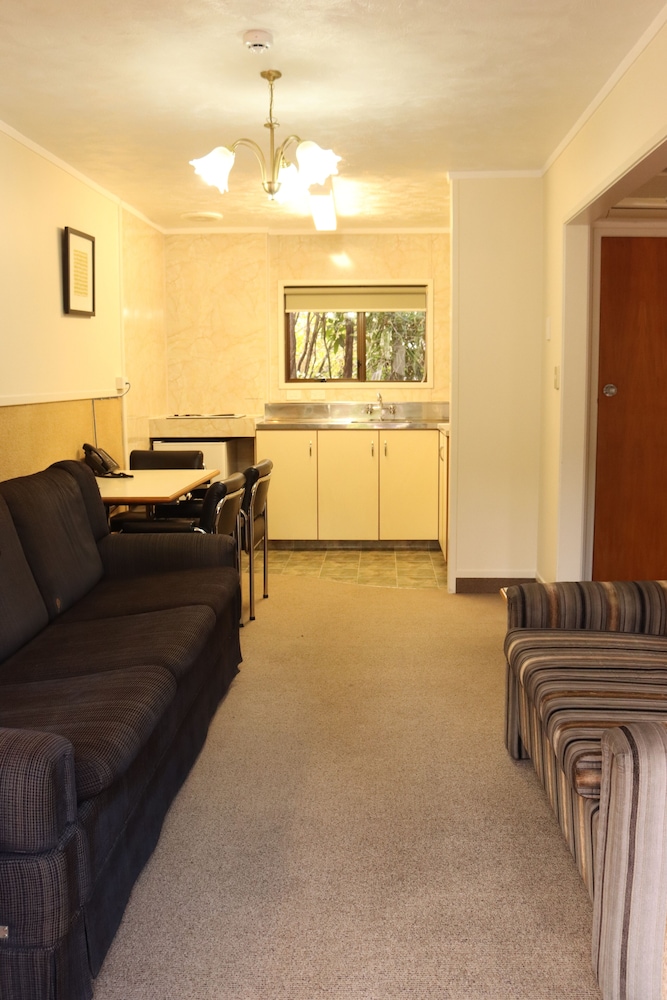 Beetham Park Motel 39/54