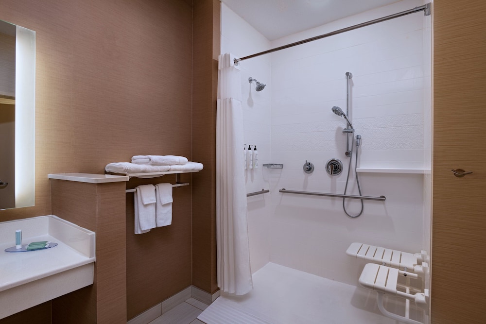 Fairfield Inn And Suites By Marriott Lincoln Airport 43/45