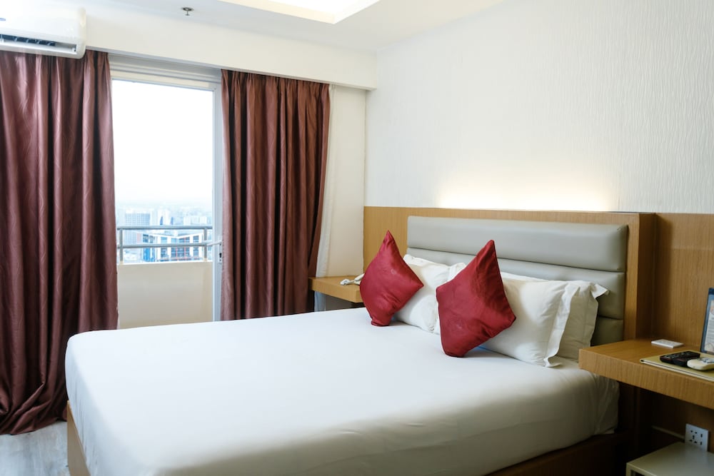 Regency Grand Suites 8/66