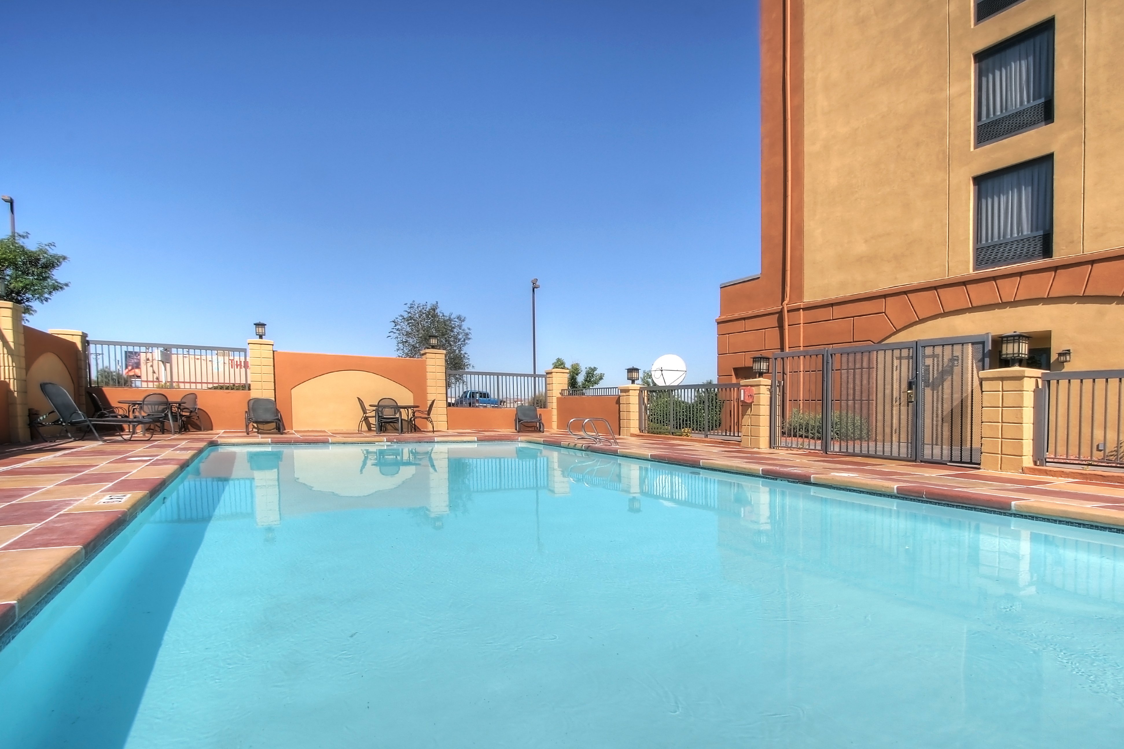 Holiday Inn Express Hotel And Suites Albuquerque Midtown 18/26