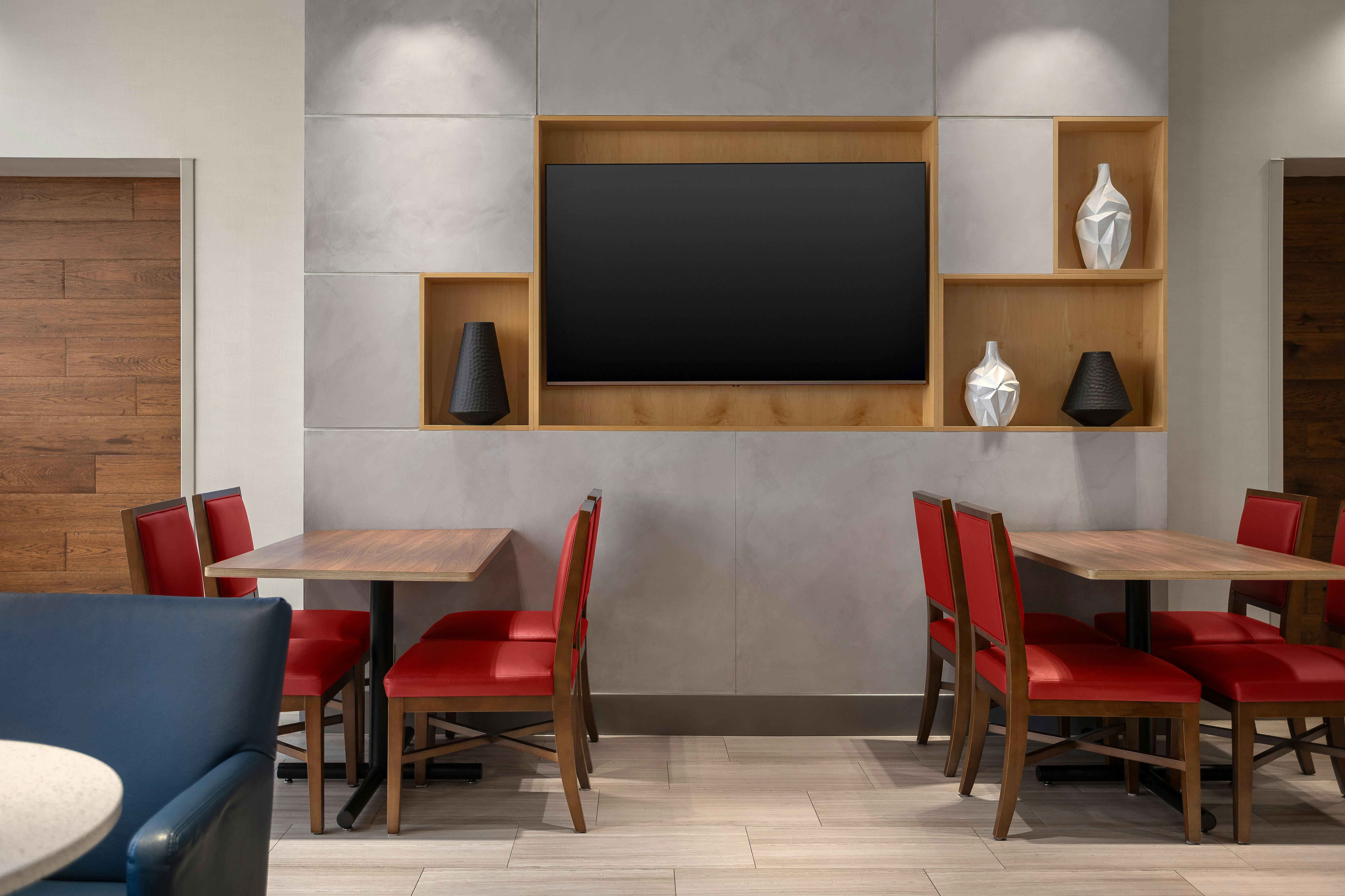 Holiday Inn Express Suites Aurora 52/77