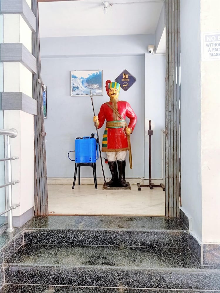 Hotel Rajdhani Plaza 8/43