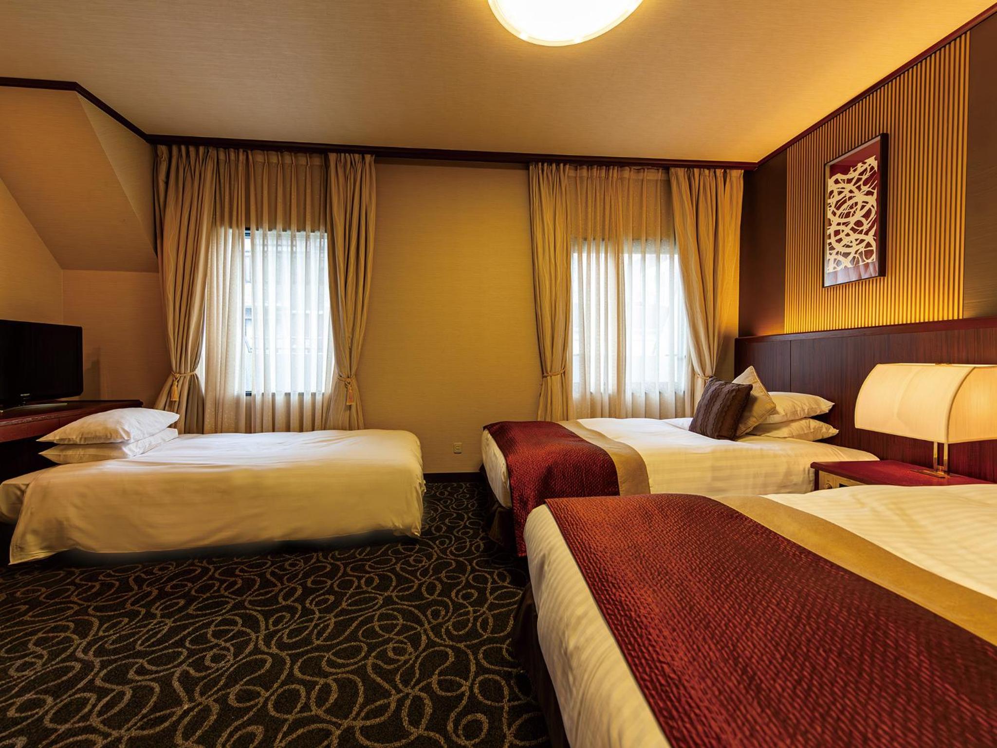 Room, Triple, Twin Beds, Sofa