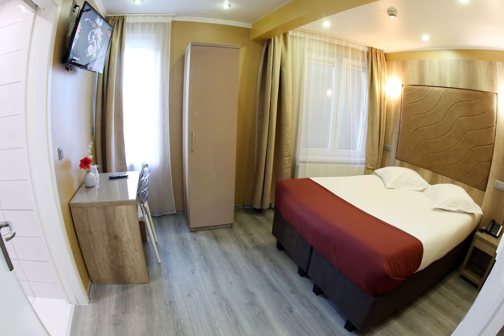 Hotel Phenix 11/74