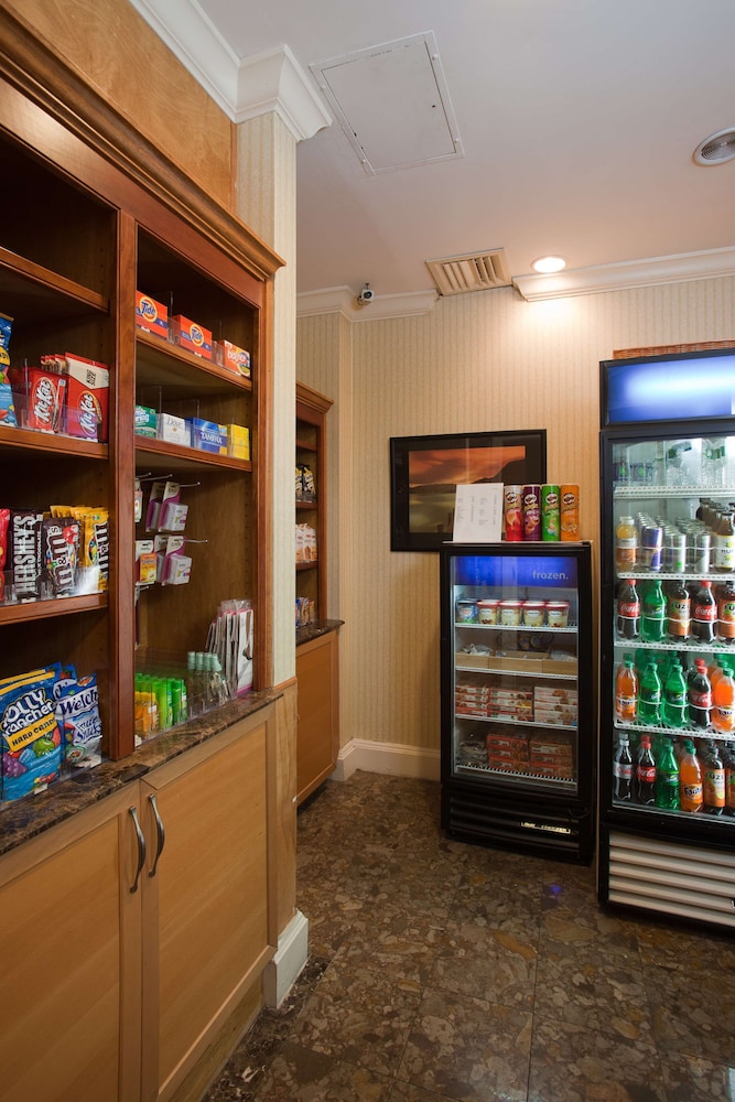 Hampton Inn and Suites Stamford 13/46